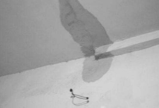 常熟金屬屋面檐口滲水應(yīng)該怎么解決？